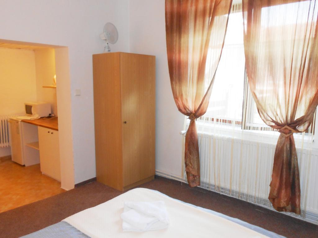 White Rabbit Hall Hotel Podebrady Bilik gambar